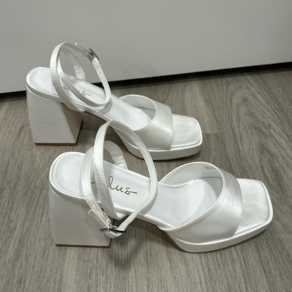 Elegant White Block Heel Sandals - Picture 4 of 5